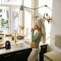 seorang ibu hamil sedang merawat diri.&nbsp;Credits: pexels.com/yankrukov