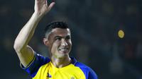 Wajah semringah Cristiano Ronaldo ketika resmi diperkenalkan sebagai pemain baru klub Arab Saudi, Al-Nassr, Selasa (3/1/2023) malam waktu setempat. (AP Photo/Amr Nabil)