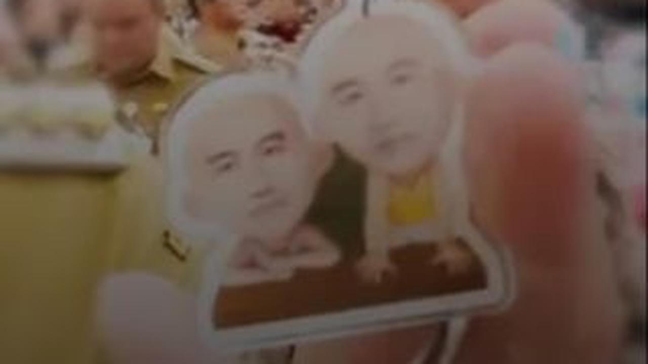 Hadiah tersebut berupa pin bergambar karakter animasi asal Malaysia, yakni Upin-Ipin.