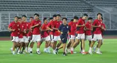 Pemain Timnas Indonesia U-23 menggelar sesi latihan di Stadion Madya, Jakarta, Kamis (17/7/2025). (Bola.com/M Iqbal Ichsan)