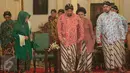 KGPAA Paku Alam X (tengah) memasuki bangsal Sewotomo pada upacara Tingalan Dalem PA X di Puro pakualaman, Yogyakarta, Selasa (26/4). Tingalan dalem merupakan upacara peringatan Hari Ulang tahun Paku Alam X ke 55 Tahun. (Boy Harjanto)