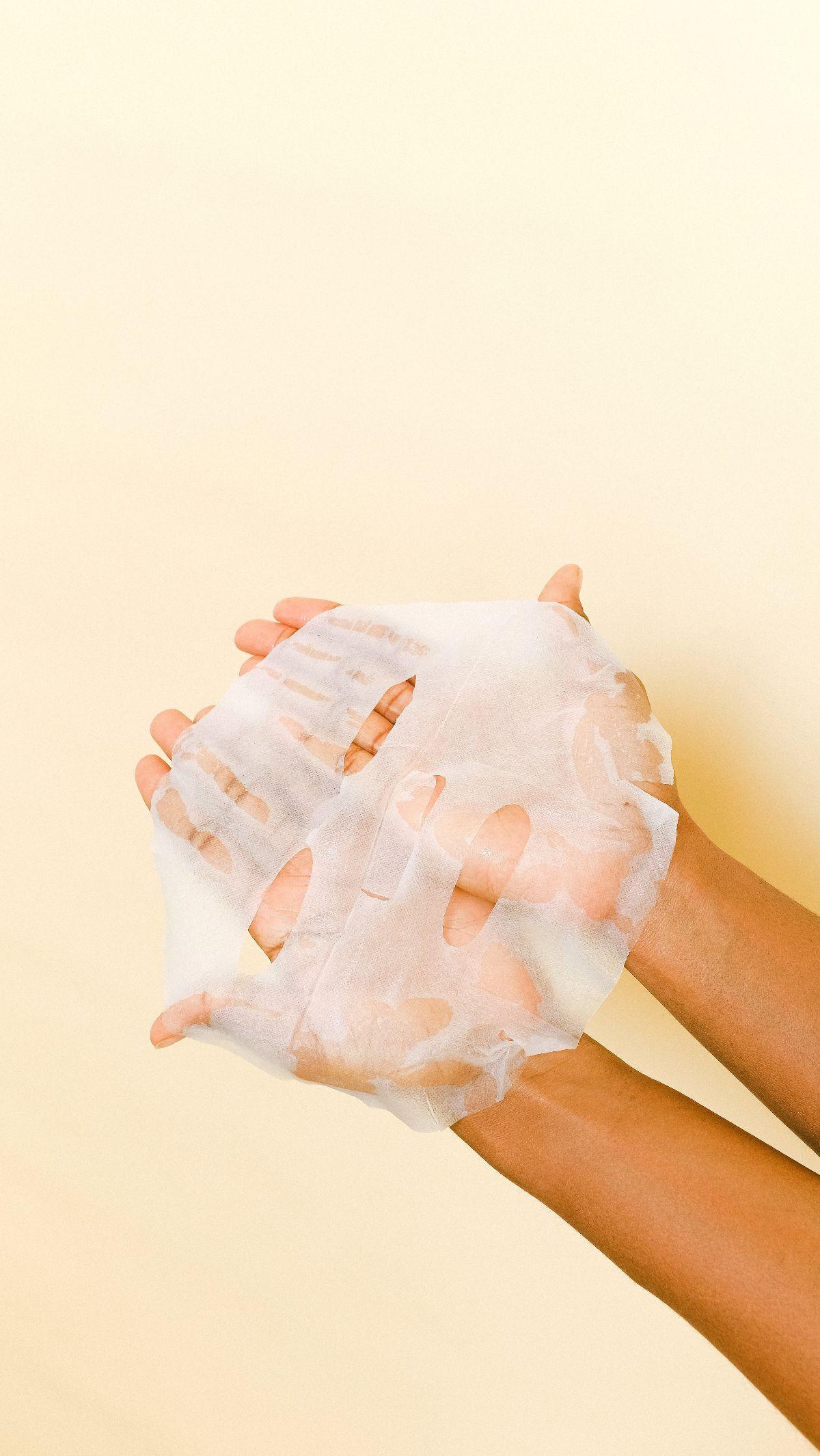 Selama tidur, tubuh melepaskan hormon pertumbuhan yang merangsang produksi kolagen dan elastin, protein yang penting untuk menjaga kekenyalan dan kekencangan kulit. Oleh karena itu, kurang tidur dapat menghambat proses ini, mengakibatkan penurunan produks