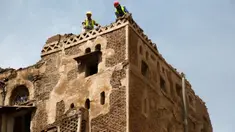 Para pekerja merenovasi bangunan bersejarah di Kota Tua Sanaa, 9 Agustus 2020. Hujan dan banjir bandang di Yaman menghancurkan empat bangunan serta merusak 30 lainnya di situs Warisan Dunia UNESCO Kota Tua Sanaa, kata penduduk kepada Xinhua pada Minggu (9/8). (Xinhua/Mohammed Mohammed)