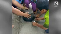 Sekelompok anak malah berebut kotoran kerbau ketika bermain tebak-tebakan, Bagaimana bisa? Simak video berikut ini.