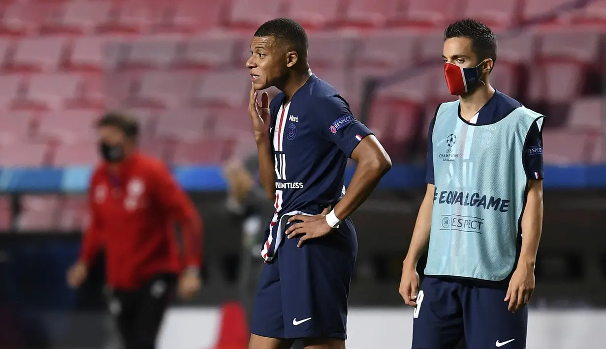 Penyerang PSG, Kylian Mbappe berdiri kecewa setelah pertandingan final Liga Champions melawan Bayern Munchen di stadion Luz di Lisbon, Portugal, Minggu, (23/8/2020). Bayern Munchen menang tipis atas PSG 1-0. (David Ramos/Pool via AP)