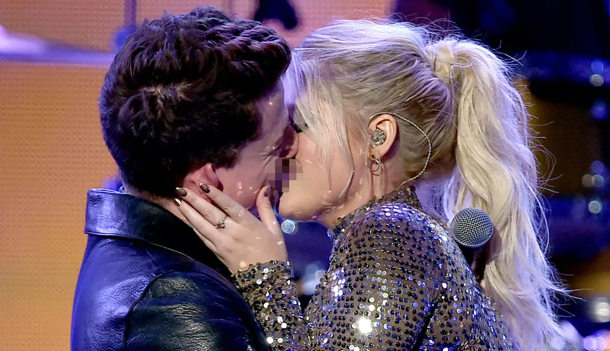 Charlie Puth (kiri) dan Meghan Trainor berciuman di panggung American Music Awards 2015  di Los Angeles , California, (22/11). Charlie Puth dikenal setelah menyanyikan Sountrack film  Furious 7 "See You Again". (Kevin Winter/AFP)