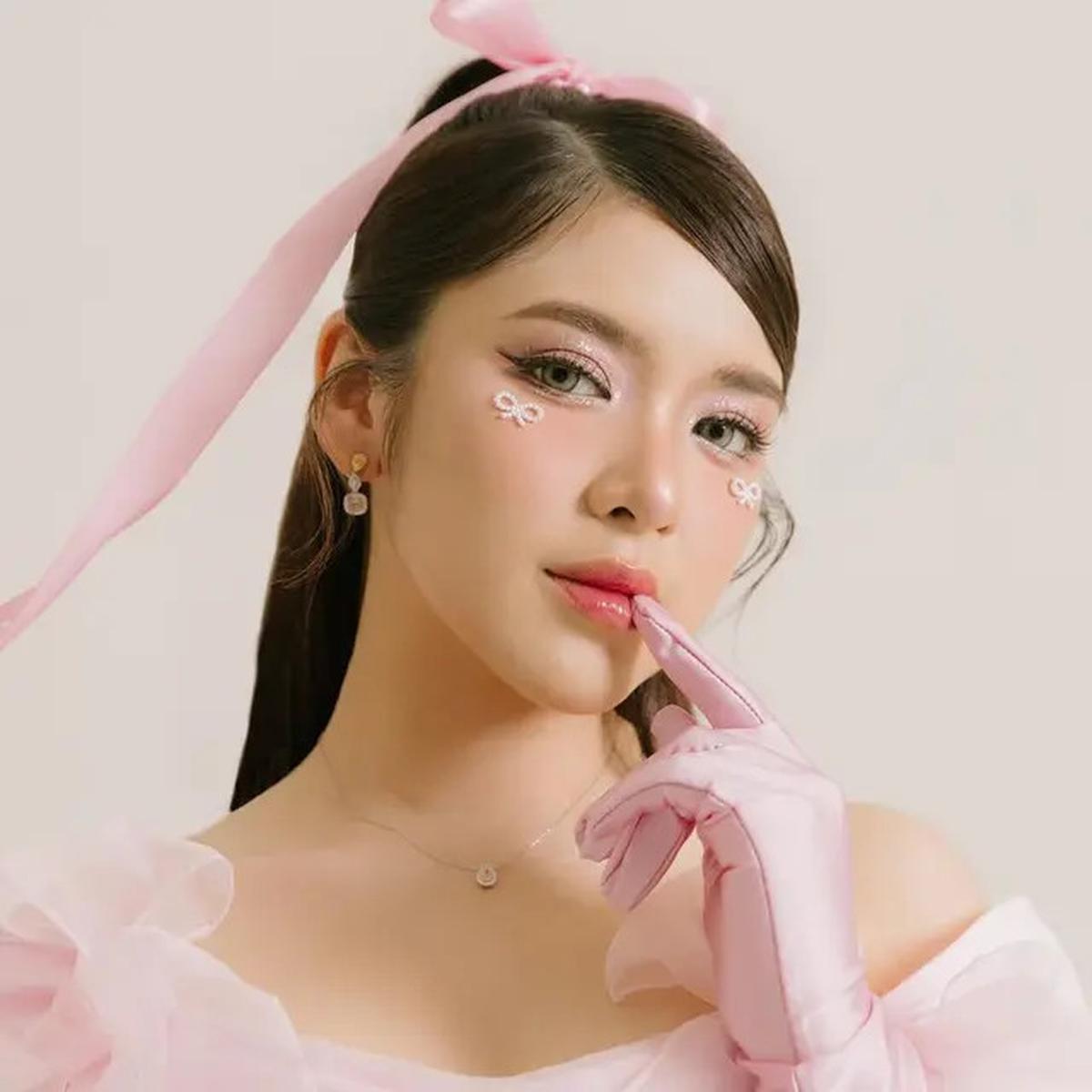 Pesona Tiara Andini Bergaya ala Coquette Girl di Pemotretan Album Special Live
