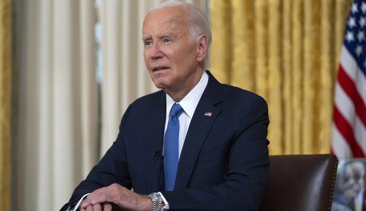 <p>Biden membenarkan bahwa ia berencana untuk tetap menjabat sampai akhir masa jabatannya. (Evan Vucci / POOL / AFP)</p>