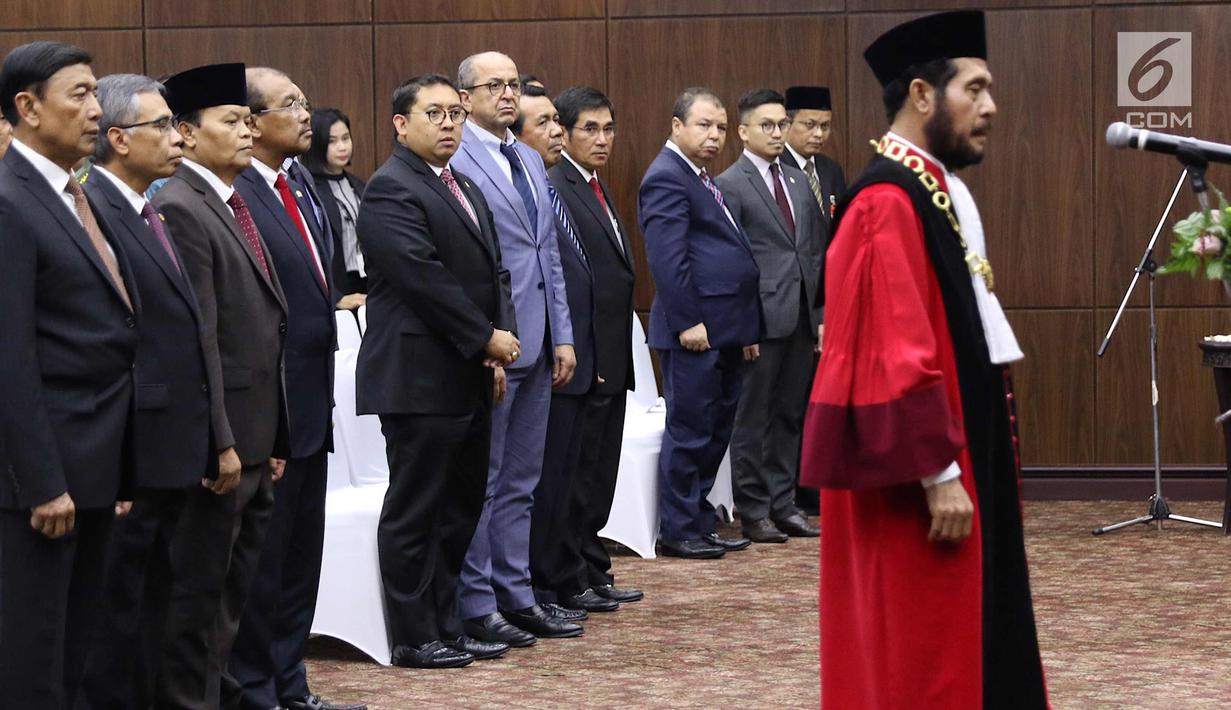 Ketua Mahkamah Konstitusi (MK) terpilih Anwar Usman saat acara pengucapan sumpah jabatan Ketua dan Wakil Ketua MK di gedung MK, Jakarta, Senin (2/4). Anwar dan Aswanto resmi jadi Ketua dan Wakil Ketua MK periode 2018-2020. (Liputan6.com/Immanuel Antonius)