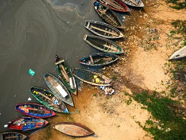 Perahu-perahu nelayan berada di tepi Sungai Paraguay di Mariano Roque Alonso, Paraguay, Senin, 9 September 2024. (AP Photo/Jorge Saenz)