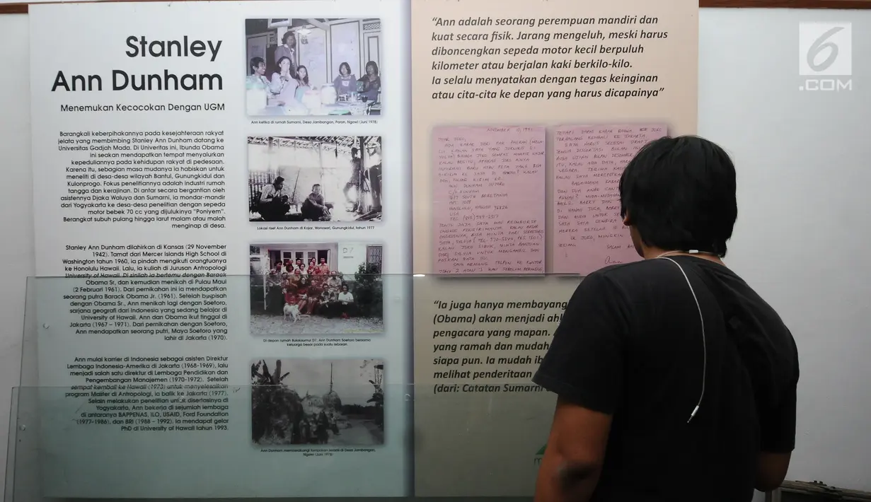 Pengunjung melihat poster sejarah ibu dari mantan Presiden Amerika Serikat, Barack Obama di kawasan Bulak Sumur, Yogyakarta, Kamis (29/6). Barack Obama beserta keluarga berlibur ke Yogyakarta, 28-30 Juni. (Liputan6.com/Helmi Fithriansyah)