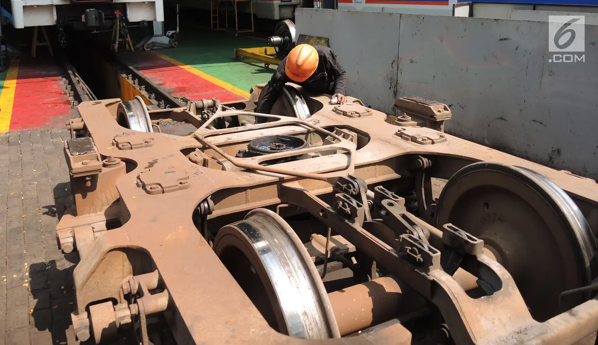 Petugas PT Kereta Api Indonesia (Persero) menyelesaikan perbaikan  gerbong kereta api di Depo Kereta Poncol Semarang, Kamis (31/5). Perawatan dan perbaikan gerbong-gerbong kereta api dilakukan untuk menghadapi musim mudik tahun ini. (Liputan6.com/Gholib)