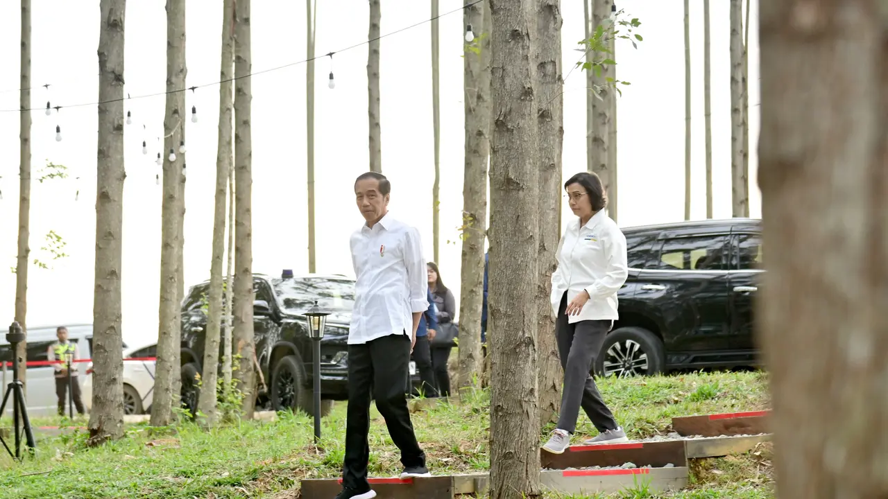 Presiden Jokowi tampak menikmati udara pagi sambil meninjau pemandangan serta progres pembangunan IKN dari atas bukit pada Jumat pagi, 22 September 2023.