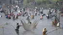 Ratusan warga ikut ambil bagian dalam acara menjaring ikan pada perayaan Festival Bhogali Bihu di Danau Goroimari, sekitar 50 km dari Guwahati di India, Sabtu (13/1). Festival ini merupakan panen ikan secara massal. (AFP PHOTO / Biju Boro)