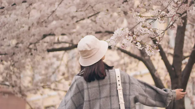 11 Inspirasi Gaya Rambut dengan Bucket Hat