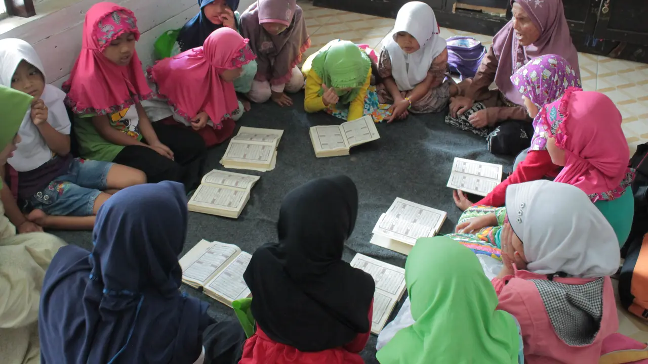Kisah Janda Tunanetra Ajar Mengaji dengan Alquran Biasa