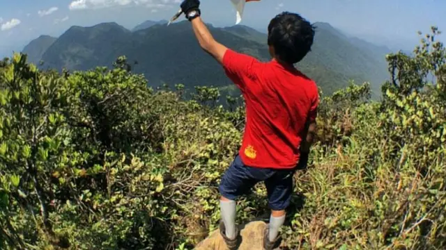 Gunung Kahung adalah puncak tertinggi dari gugusan puncak di ujung selatan Pegunungan Meratus.
