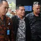 Bupati Bengkulu Selatan Dirwan Mahmud (tengah) dikawal petugas menuju gedung KPK usai terjaring Orasi Tangkap Tangan (OTT), Jakarta (15/5). KPK menyita Rp 100 juta dalam operasi tersebut. (Merdeka.com/Dwi Narwoko)