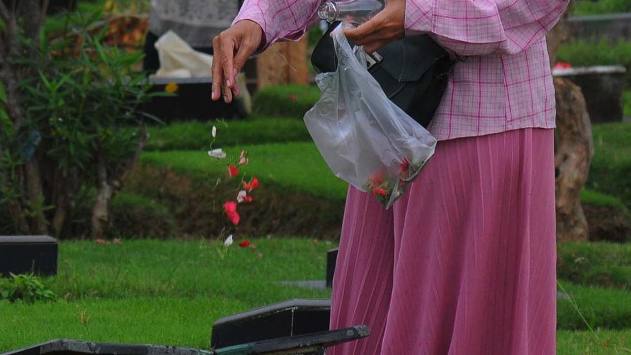 Bacaan Doa Ziarah Kubur Orang Tua Lengkap dengan Latin & Artinya