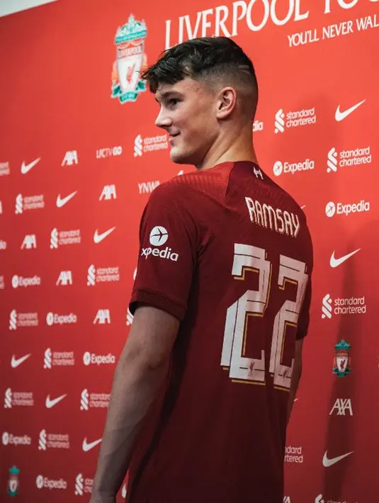 <p>Calvin Ramsay akan mengenakan nomor punggung 22 dan langsung diberi kontrak berdurasi lima tahun hingga 30 Juni 2027. (FOTO: twitter/@Liverpool FC)</p>