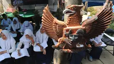 Siswa kelas 8 SMP 1 Cijeruk Terbuka belajar di halaman rumah warga di Kampung Cijeruk RT 002/005, Desa Palasari, Kabupaten Bogor, Jawa Barat, Senin (2/9/2019). Sebanyak 65 siswa kelas 7,8 dan 9 SMP Terbuka belajar sudah lebih dari sepekan belajar di tempat ini. (merdeka.com/Arie Basuki)
