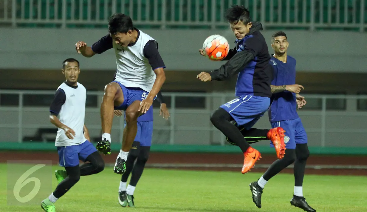 Dua pemain Arema FC berlatih duel bola atas saat latihan uji lapangan jelang laga final Piala Presiden 2017 di Stadion Pakansari, Kab Bogor, Jumat (10/3). Di final, Arema FC akan berlaga melawan PBFC, Minggu (12/3). (Liputan6.com/Helmi Fithriansyah)