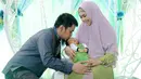 Artis Oki Setiana  Dewi baru saja menggelar akikah anak ketiganya, Ibrahim Muhammad Abdullah. Acara berlangsung di kediamannya, kawasan Bintaro, Tangerang, Senin (25/12/2017). (Instagram/okisetianadewi)