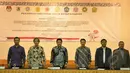 Ketua Komisi Pemilihan Umum (KPU) RI Husni Kamil Manik (tengah) didampingi sejumlah anggota KPU saat acara penandatanganan MoU antara KPU RI dengan sembilan perguruan tinggi di Gedung KPU, Jakarta, Kamis (12/3/2015). (Liputan6.com/Faizal Fanani)