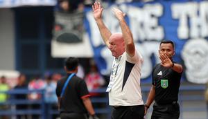 Pelatih Persib Bandung, Bojan Hodak melakukan protes terhadap keputusan wasit dalam laga lanjutan BRI Super League 2025/2026 melawan Persija Jakarta di Stadion Gelora Bandung Lautan Api, Bandung, Minggu (11/01/2026). (Bola.com/Abdul Aziz)