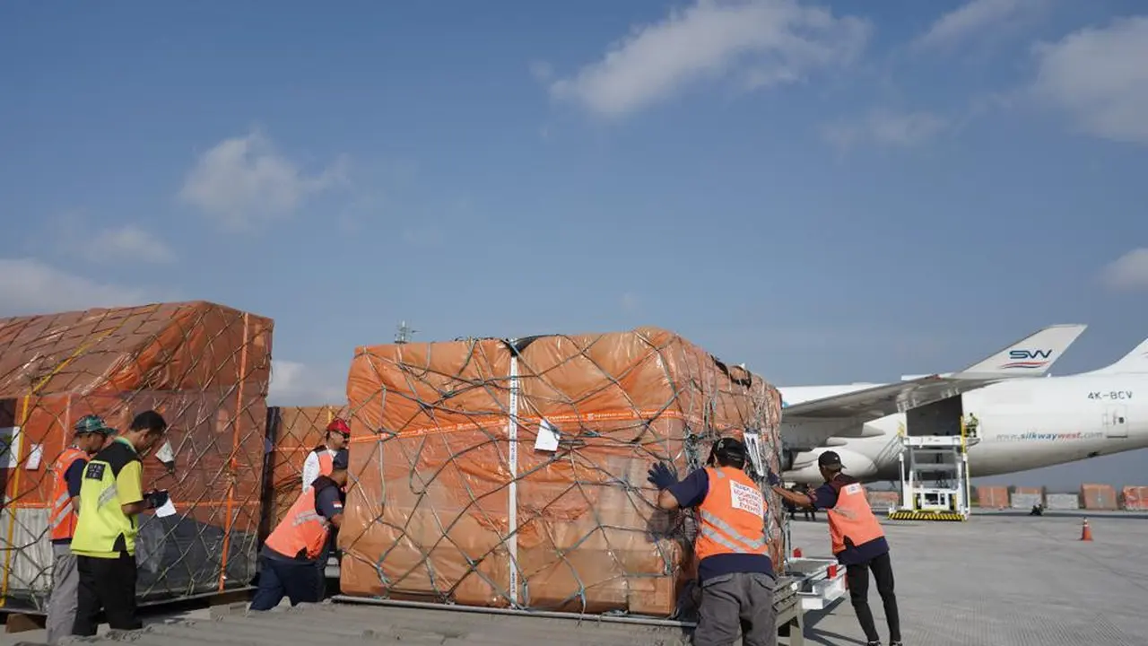 Proses pemidahan logistik MotoGP di Bandara Lombok
