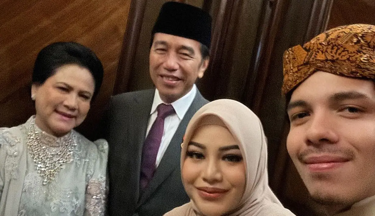 Lengkapi busananya, Iriana Jokowi kenakan aksesori yang terlihat mentereng. Mulai dari kalung berlian, clutch, dan heels pendek berwarna silver. [@attahalilintar]