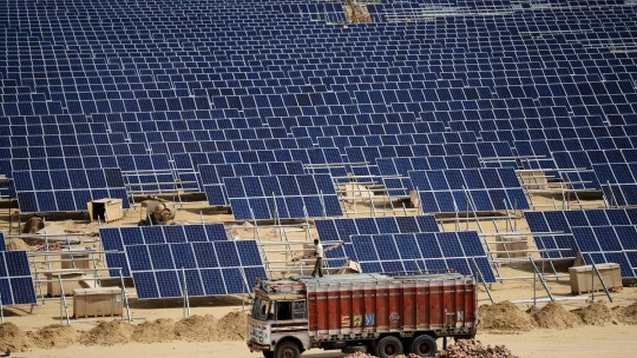 Melihat pembangunan pusat pembangkit tenaga surya India