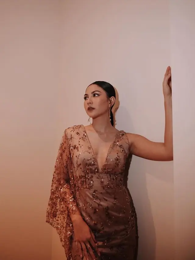 7 Inspirasi Outfit Bridesmaid Non Hijab yang Fashionable dari Enzy Storia hingga Maudy Ayunda