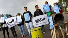 Aktivis Wahana Lingkungan Hidup (Walhi) menggelar aksi terkait Hari Air Sedunia di depan Istana Negara, Jakarta, Kamis (22/3). Walhi meminta pemerintah dan masyarakat lebih memperhatikan dan menjaga ekosistem air. (Liputan6.com/Immanuel Antonius)