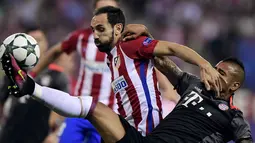 Duel pemain Atletico Madrid, Juanfran (kiri) dan pemain Bayern Munich, Arturo Vidal  pada laga grup D Liga Champions di Vicente Calderon stadium, Madrid, Kamis (29/9/2016) dini hari WIB. (AFP/ Javier Soriano)