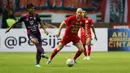 Pemain Persija Jakarta, Michael Krmencik (kanan) berebut bola dengan pemain Rans Nusantara FC pada laga persahabatan antara Persija Jakarta menghadapi Rans Nusantara FC di Stadion Wibawa Mukti, Cikarang, Sabtu (16/7/2022). (Bola.com/M Iqbal Ichsan)