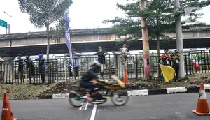 Pebalap memacu sepeda motor saat mengikuti Street Race Polda Metro Jaya di Kawasan Ancol, Jakarta Utara, Minggu (16/1/2022). Sebanyak 350 pebalap turut meramaikan balap jalanan bersama komunitas Street Race di Ancol. (merdeka.com/Iqbal S. Nugroho)