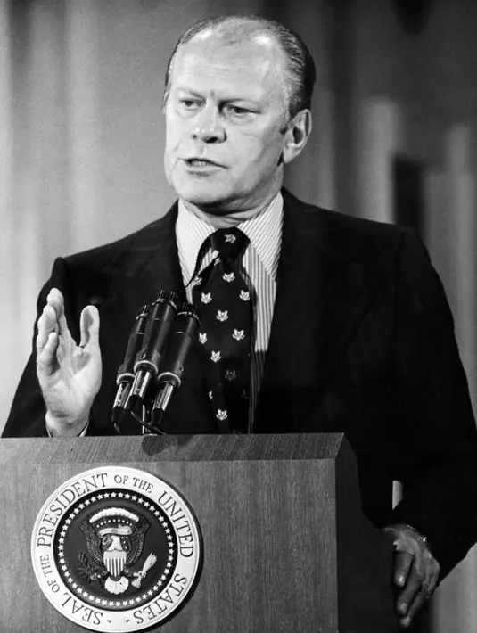 Presiden Amerika Serikat Gerald Ford saat konferensi pers di Washington, 28 Agustus 1974. Gerald Ford menjabat sebagai Presiden AS ke-38 usai menggantikan Wakil Presiden AS Spiro Agnew dan kemudian menggantikan Presiden AS Richard Nixon. (Photo by STRINGER/AFP)
