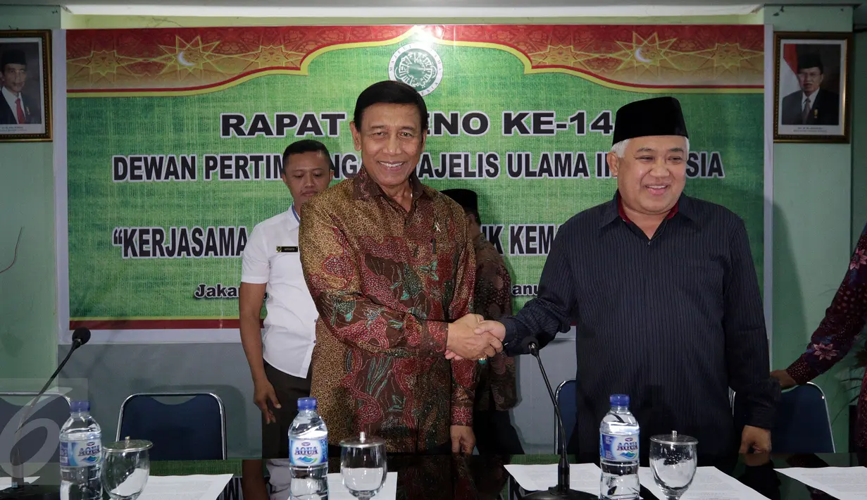 Din Syamsuddin (kanan) berjabat tangan dengan Wiranto jelang konferensi pers di Gedung MUI, Jakarta Rabu (18/1). Pemerintah dan MUI akan membahas permasalahan bangsa mutakhir dalam Rapat Pleno ke-14 Dewan Pertimbang MUI (Liputan6.com/Johan Tallo)