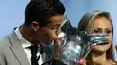 Cristiano Ronaldo mencium piala Pemain Terbaik UEFA 2016/17 di Grimaldi Forum, Monaco (24/8). Prestasi itu membuatnya menjadi pemain pertama yang meraih trofi penghargaan individu tertinggi Benua Biru sebanyak tiga kali. (AP Photo/Claude Paris)