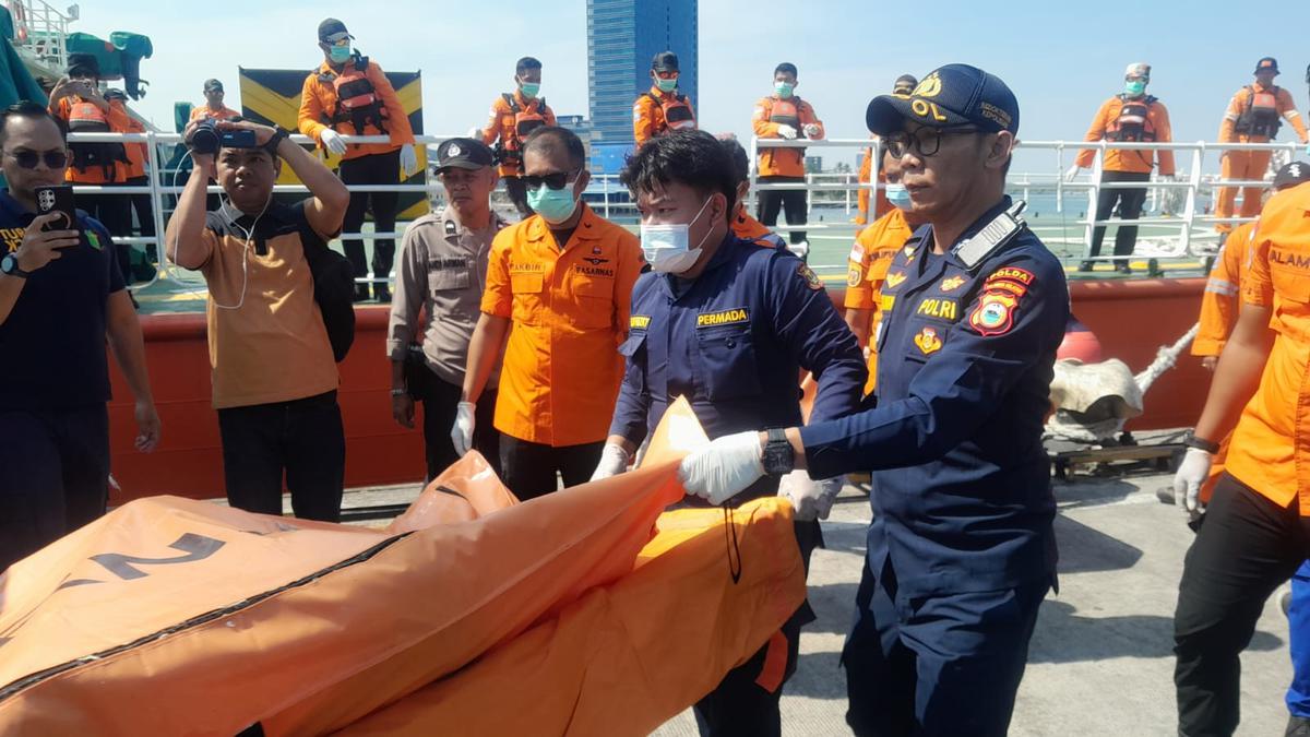 Proses evakuasi korban kapal tenggelam KM Nurul Salsa. (Istimewa).