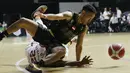 Pebasket West Bandits Solo, Widyanta Putra Teja, terjatuh saat berebut bola dengan pebasket Pelita Jaya pada laga seri I IBL 2022 di Hall Basket GBK, Jakarta, Jumat (21/01/2022). Pelita Jaya menang dengan skor 87-81. (Bola.com/M Iqbal Ichsan)