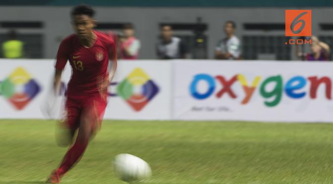 Gelandang Timnas Indonesia, Febri Hariyadi, menggiring bola saat melawan Hongkong pada laga persahabatan di Stadion Wibawa Mukti, Jakarta, Selasa (16/10). Kedua negara bermain imbang 1-1. (Bola.com/Vitalis Yogi Trisna)
