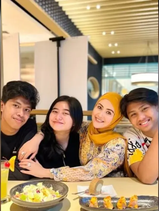 Sama sepertinya yang sudah memiliki anak dari pernikahan sebelumnya. Mamad juga duda dua anak. Keduanya bisa saling menerima dan hidup harmonis. (Instagram.com/meggywulandari_real)