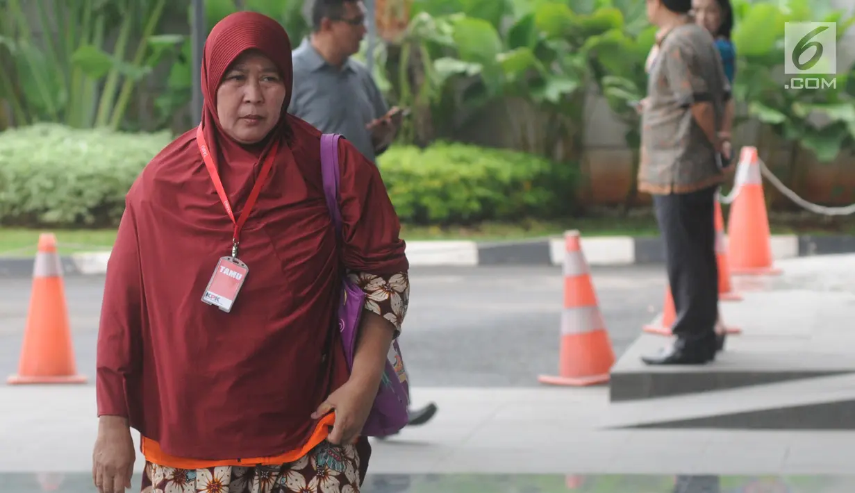 Panitera Pengganti PN Tangerang Tuti Atika saat tiba di gedung KPK, Jakarta, Selasa (24/4). Tuti Atika diperiksa terkait kasus suap penangan perkara di Pengadilan Negeri Klas I A Khusus Tangerang. (Merdeka.com/Dwi Narwoko)