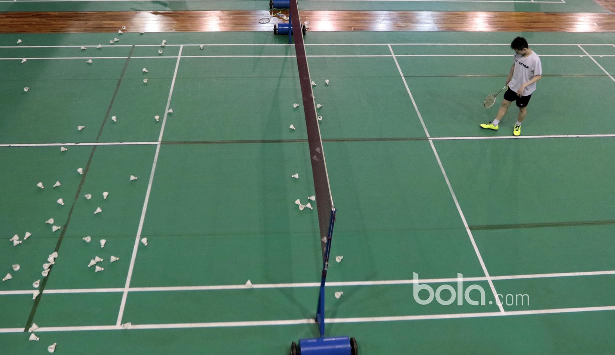 Kevin Sanjaya tengah berlatih serius mempersiapkan diri guna mengikuti Kejuaraan All England 2017 di Cipayung, Jakarta Timur, Kamis (2/3/2017). (Bola.com/Nicklas Hanoatubun)