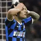 Striker Inter Milan, Lautaro Martinez, tampak kecewa usai gagal mencetak gol ke gawang Napoli pada laga semifinal Coppa Italia di Stadion Giuseppe Meazza, Rabu (12/2/2020). Inter Milan takluk 0-1 dari Napoli. (AP/Luca Bruno)