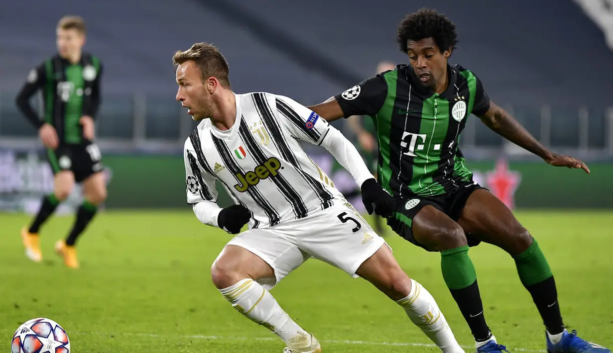 Pemain Juventus Arthur (kiri) berebut bola dengan pemain Ferencvaros Somalia pada pertandingan Grup G Liga Champions di Allianz Stadium, Turin, Italia, Selasa (24/11/2020). Juventus melaju ke 16 besar Liga Champions usai menekuk Ferencvaros 2-1. (Marco Alpozzi/LaPresse via AP)