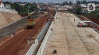 Suasana proyek pembangunan jalan tol Cinere-Jagorawi (Cijago) Seksi III di Kawasan Depok, Jakarta, Jumat (29/7/2022). Proyek strategis Nasional (PSN) Jalan Tol Cijago Seksi III ini merupakan tahapan terakhir yang menghubungkan kawasan Kukusan - Simpang Krukut yang tersambung dengan Jalan Tol Depok - Antasari (Desari) dan Simpang Krukut - cinere yang tersambung dengan Tol Serpong - Cinere dan ditargetkan selesai pada Oktober 2022 mendatang. (Liputan6.com/Johan Tallo)