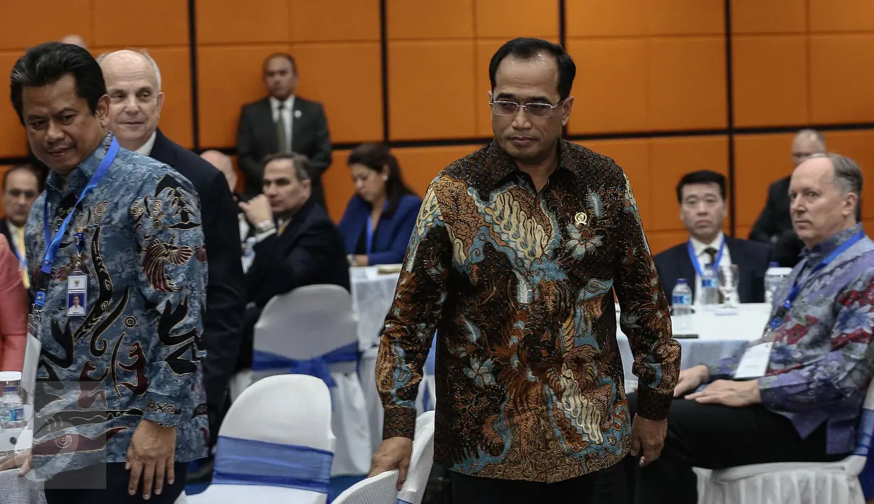 Menteri Perhubungan Budi Karya Sumadi bergegas jelang memberikan pemaparan saat acara  Indonesia - U.S Aviation Working Group, Indonesia - U.S Cooperating For Aviation Growth, di Ruang Mataram, Gedung Kemenhub, Selasa (17/1). (Liputan6.com/Faizal Fanani)